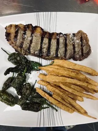 Carne a la brasa con patatas en LaPaCa El Patraix