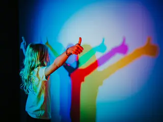 Sombras de colores en una instalación interactiva — Museum of Illusions Valencia, Valencia