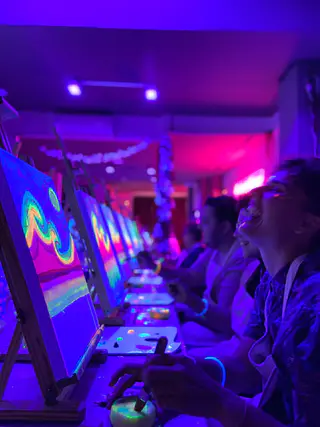 Sala de pintura bajo luz ultravioleta — The Art Wine House, Valencia