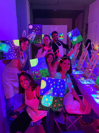 Participantes con sus cuadros fluorescentes — The Art Wine House, Valencia
