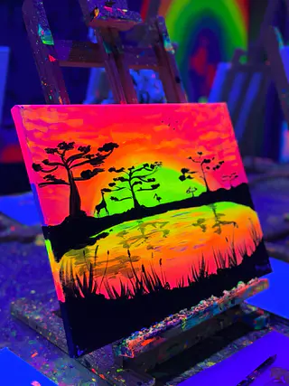 Lienzo pintado con colores fluorescentes — The Art Wine House, Valencia