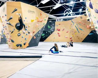 Paredes de búlder y colchonetas del rocódromo — Natural Climb, Valencia