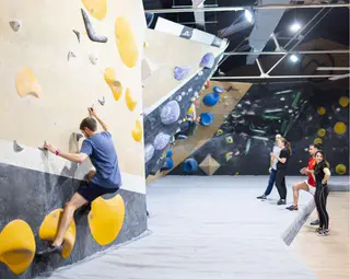 Personas practicando búlder en las paredes interiores — Natural Climb, Valencia