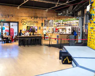 Interior y cafetería del rocódromo — Natural Climb, Valencia