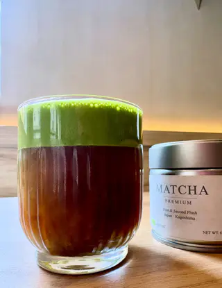 Bebida de matcha servida en Sip Lab