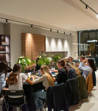Mesa y participantes del taller de perfumería — Perfumarte, Valencia