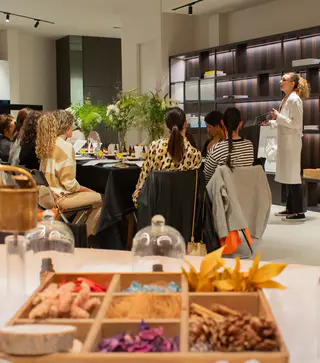 Sala del taller con ingredientes aromáticos — Perfumarte, Valencia