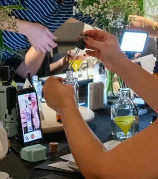 Preparación de fragancias con frascos y materiales — Perfumarte, Valencia