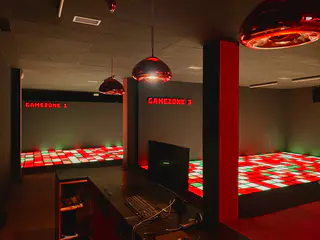 Zonas de juego con suelos LED — The Floor Is Lava, Valencia