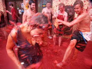 Participantes lanzan tomates durante La Tomatina en Buñol