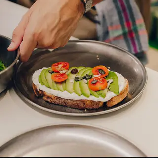 Tostada de aguacate servida en UNAM