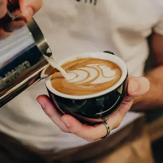 Preparación de café latte en UNAM